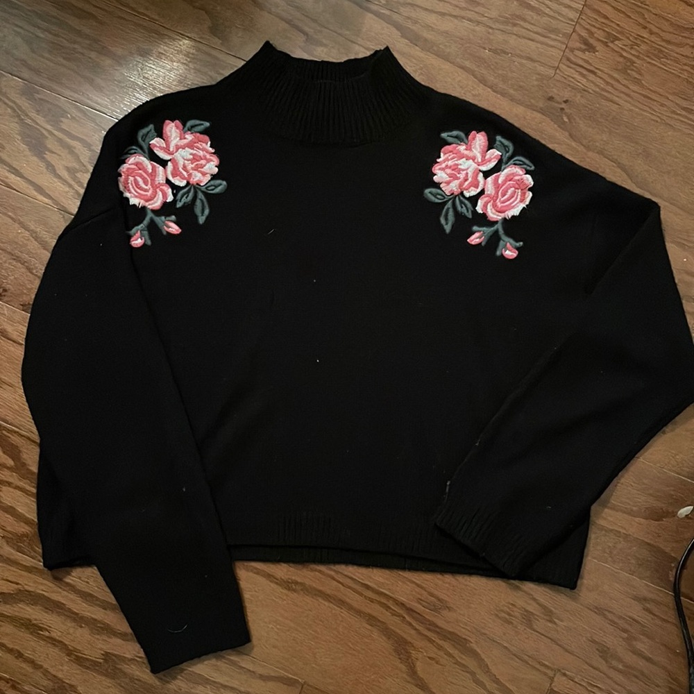 Moon & Madison cropped sweater. Size Large